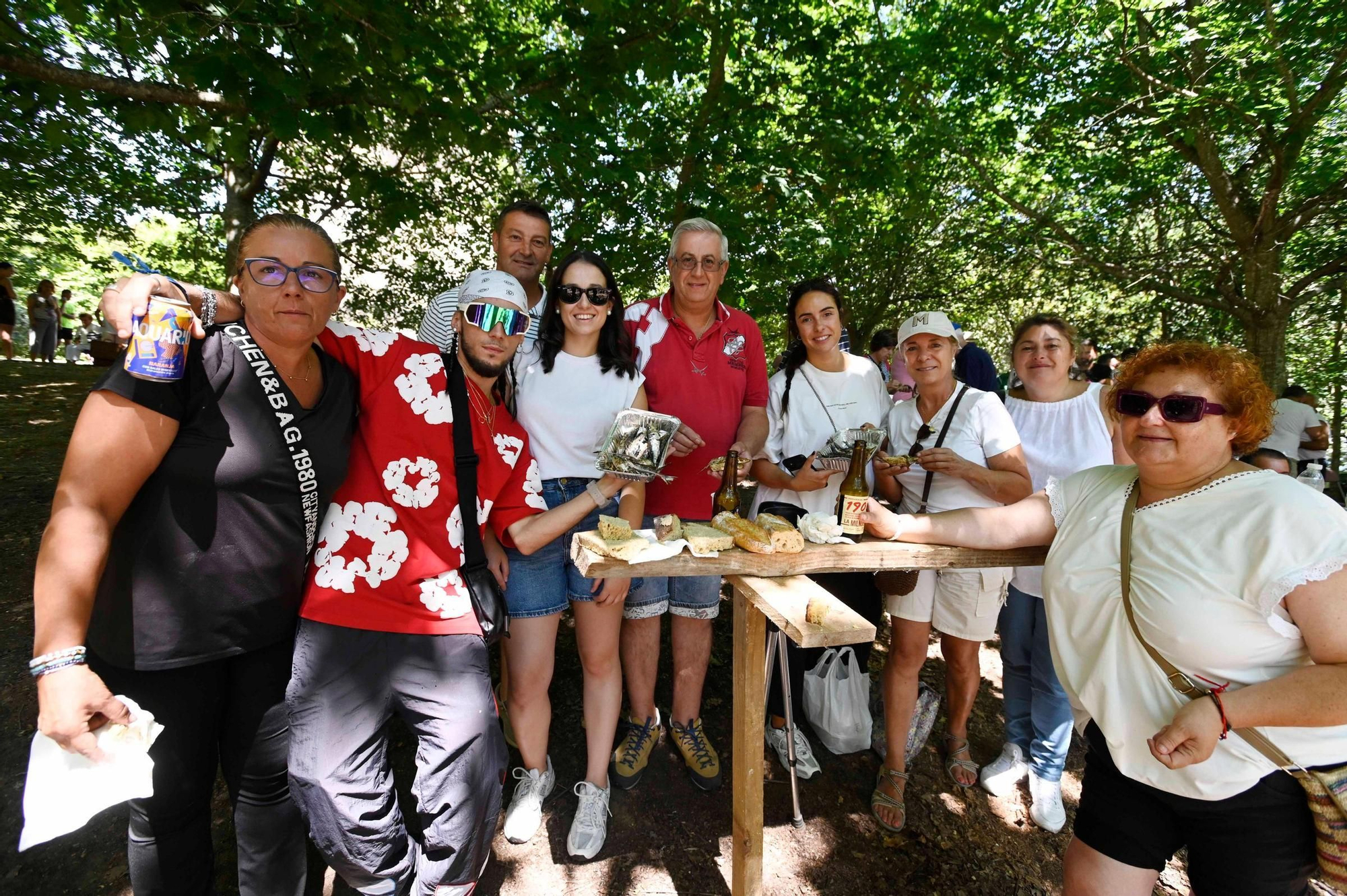 Monteferro saluda al verano con una 'sardiñada'