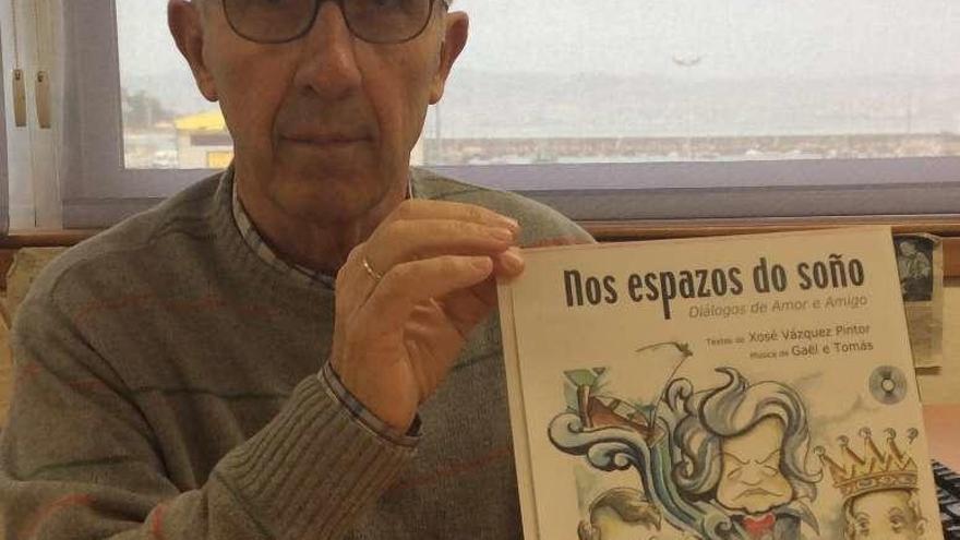 Vázquez PIntor, ayer con la portada del libro, a mayor escala, en Cangas. // Gonzalo Núñez