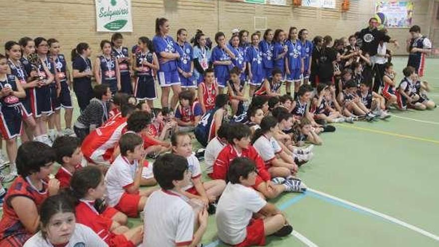 Entrega de trofeos a la cantera ourensana en Vedruna. // I.Osorio