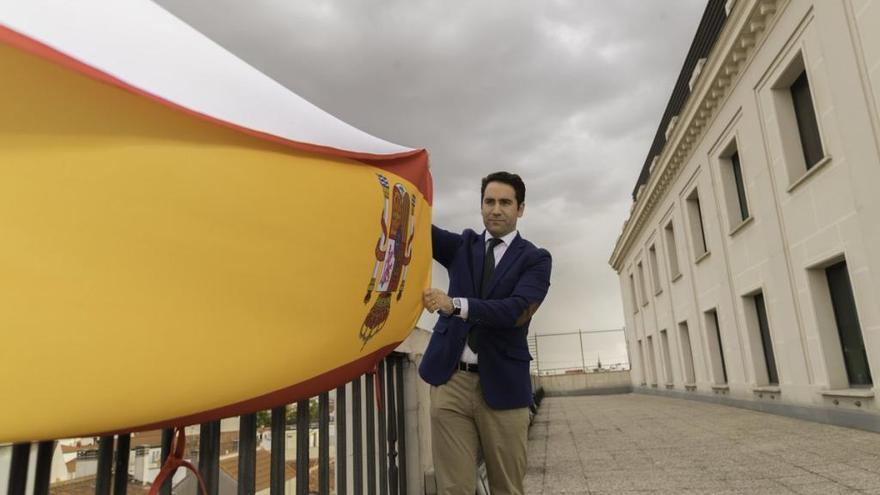 Teodoro García Egea cuelga su bandera dentro del movimiento #EspañaEnTuBalcón.