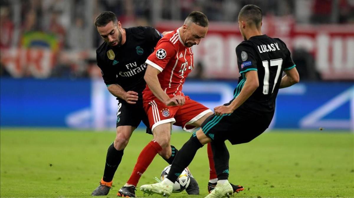 Ribéry controla un balón marcado por Lucas y Carvajal