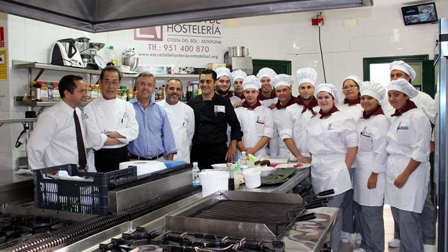 El alcalde de Estepona, José María García Urbano, en la cocina de la Escuela de Hostelería de Estepona.