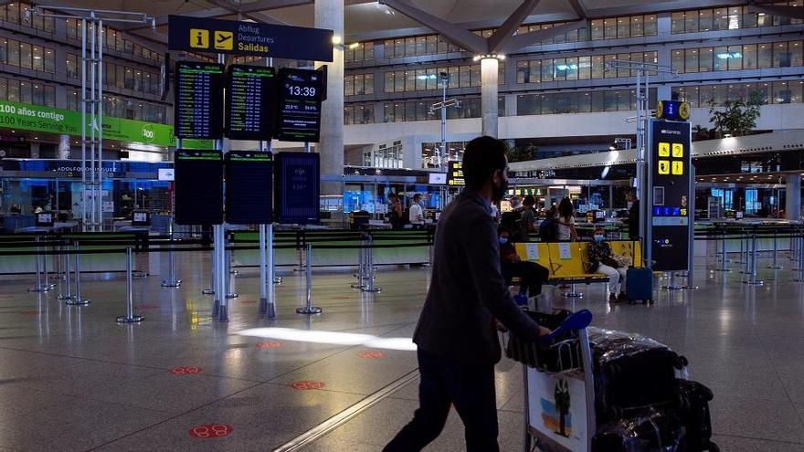 Un viajero en el aeropuerto de la capital de la Costa del Sol.