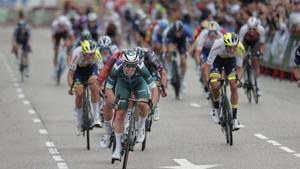 MADRID, 17/09/2023.- El ciclista australiano Kaden Groves (i) en primera posición imponiéndose en el esprint durante la última etapa de La Vuelta Ciclista a España que ha recorrido este domingo las calles de Madrid. EFE/Manu Bruque.