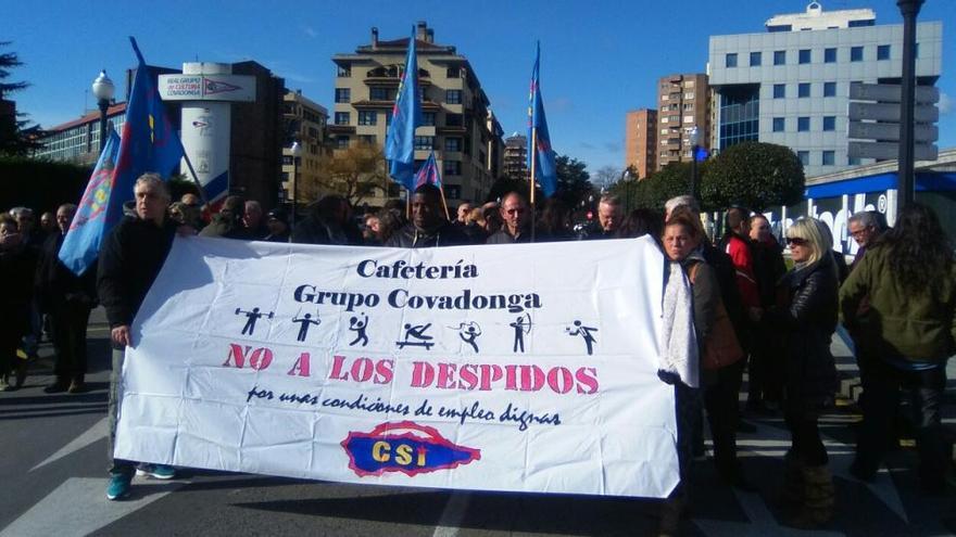 Los despedidos de las cafeterías del Grupo Covadonga cortan la carretera