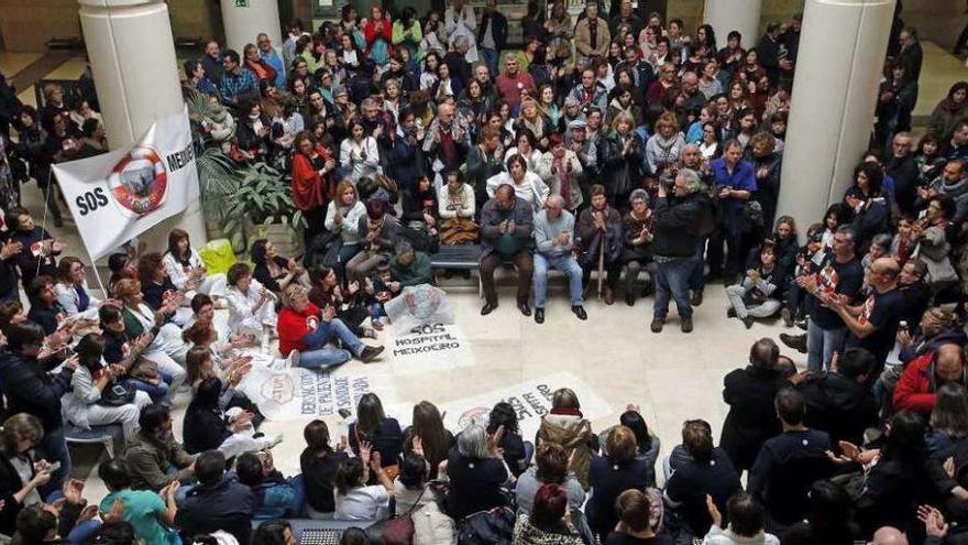 Profesionales sanitarios y usuarios, en la sentada, ayer, en el Meixoeiro. // Marta G. Brea