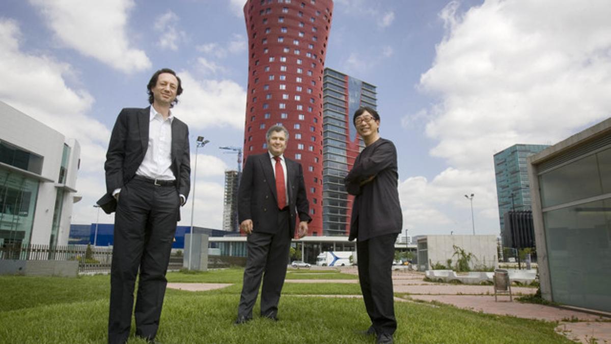 Fermín Vázquez, José Luis Santos y Toyo Ito, ante el hotel Porta Fira.