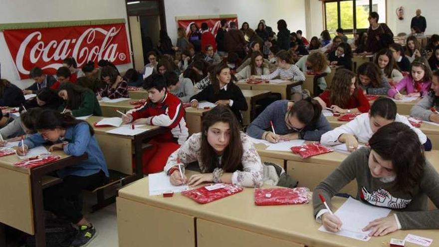 Participantes en el concurso de redacción, ayer. // J. Lores