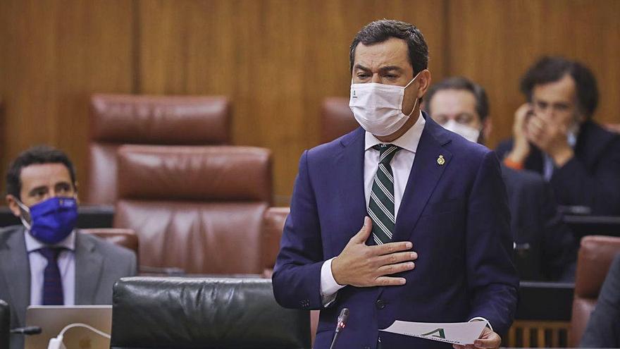 Juanma Moreno, presidente de la Junta de Andalucía, durante su intervención ayer en el pleno del Parlamento.