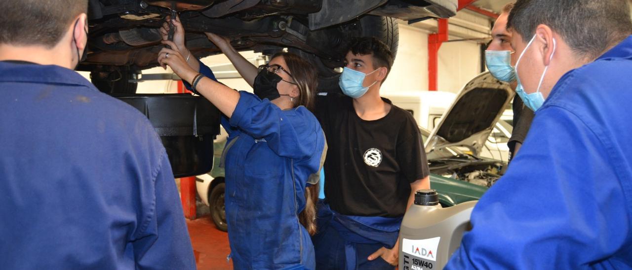 Andrea Rodríguez, la única chica que estudia Electromecánica en Luarca: “Prefiero hacer lo que me gusta aunque el camino sea duro”