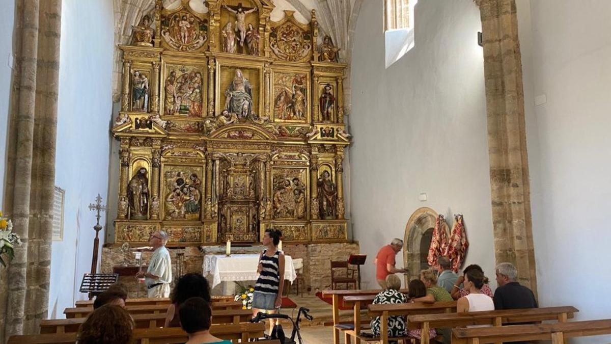 Retablo restaurado en la iglesia de Grijalba de Vidriales. | CARLOTA FERNÁNDEZ