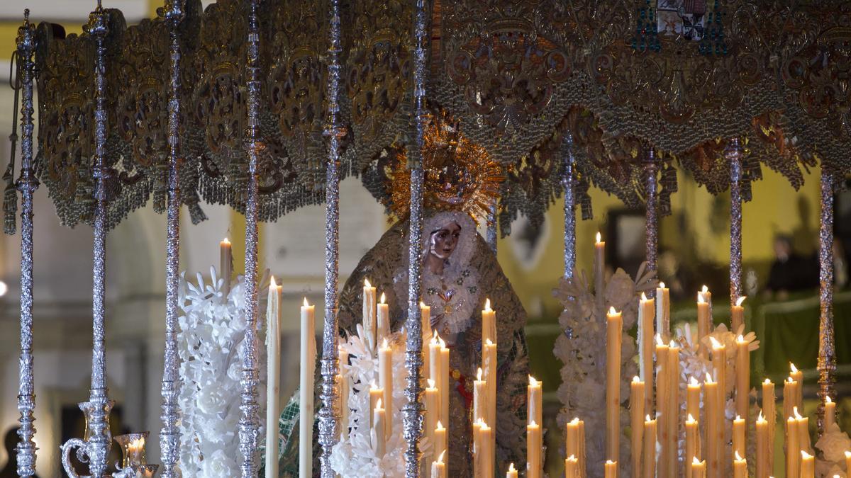 La Virgen de la Macarena, procesinando por las calles de Sevilla.