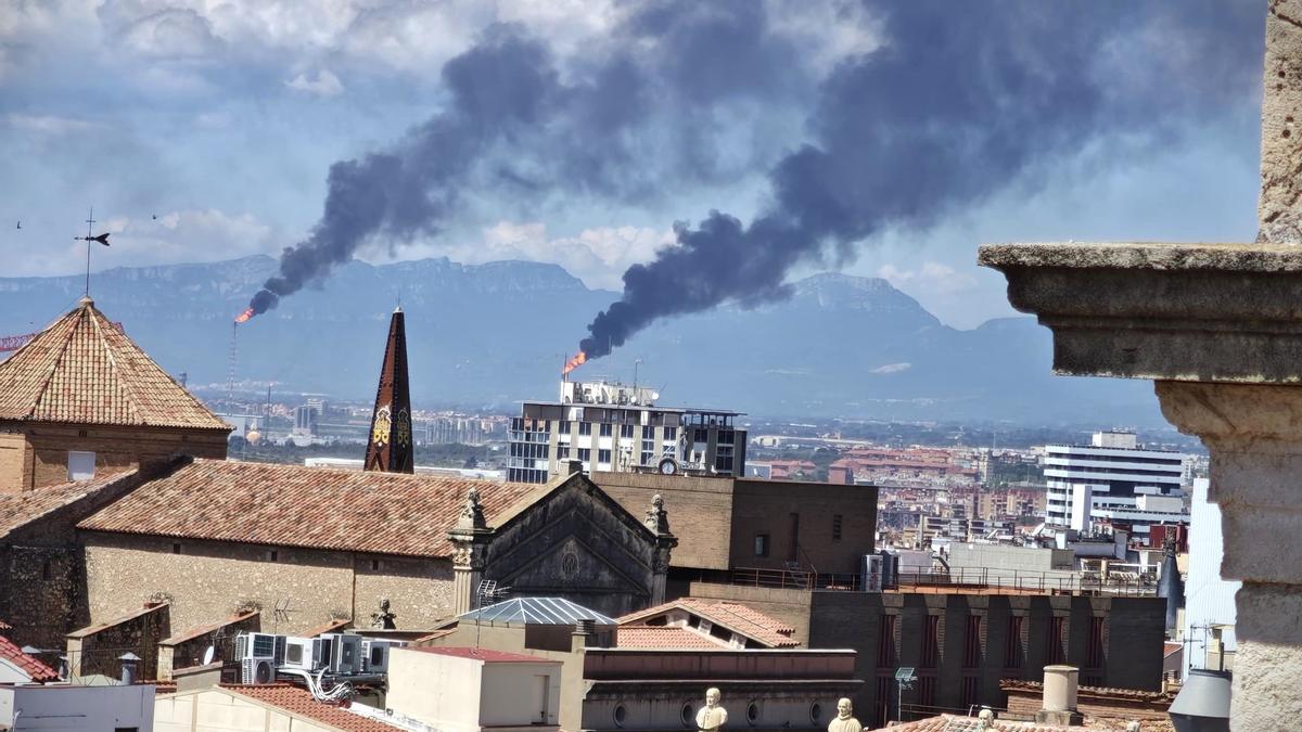 Antorchas de las empresas químicas de Tarragona con humo negro a consecuencia del apagón de este lunes, 28 de abril, vistas desde la ciudad.