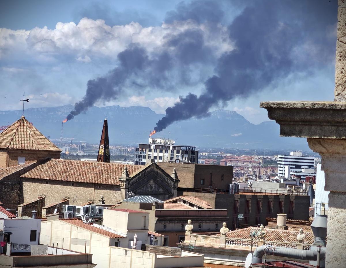Antorchas de las empresas del Polígono Petroquímico Nord de Tarragona, el día del apagón, el 28 de abril.