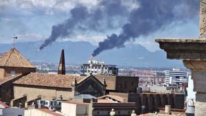 Antorchas de las empresas químicas de Tarragona con humo negro a consecuencia del apagón de este lunes, 28 de abril, vistas desde la ciudad.