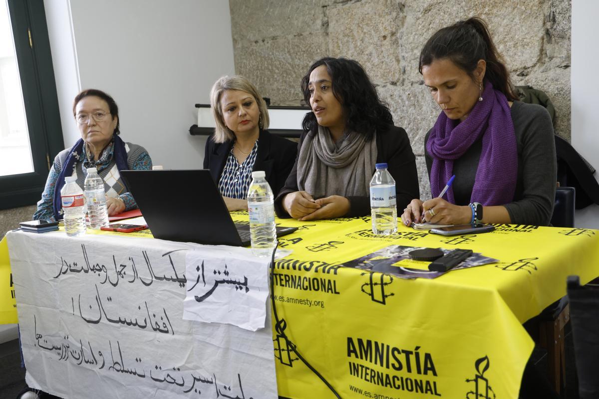 Un momento de la charla de Massouda, ayer en la Galería Sargadelos.