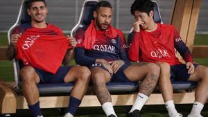 Verratti, Neymar y Kang Ing-Lee, en el banquillo del París Saint-Germain, durante el partido ante el Inter. 