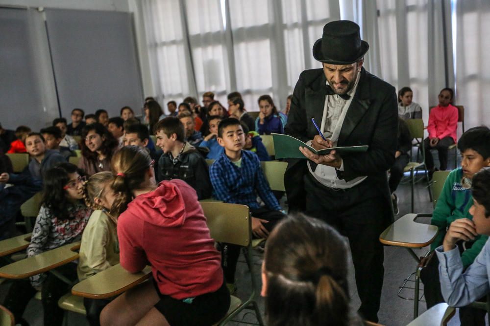 Los estudiantes del Colegio Nuestra Señora del Rosario de Torrevieja conocen la lírica de la mano de Pablo López en un programa que recorre todos los colegios públicos de la ciudad de la mano del Patr