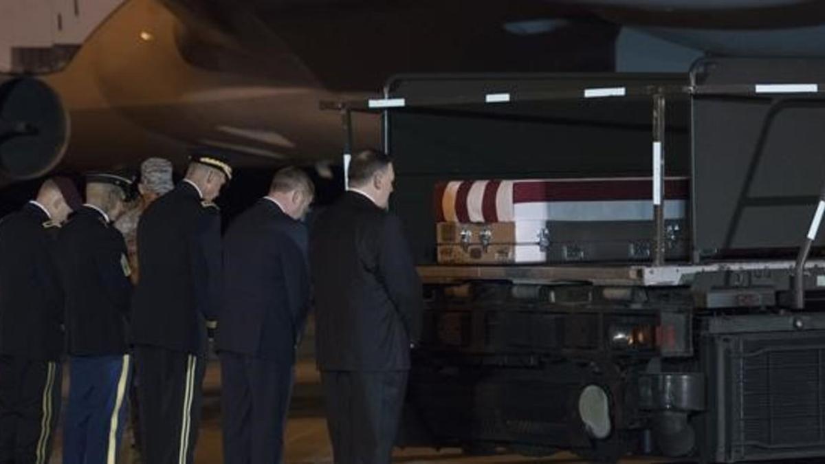 El secretario de Estado, Mike Pompeo, junto con otros dirigentes, recibe en EEUU el pasado sábado el cuerpo de un soldado muerto en Kabul en un atentado talibán.