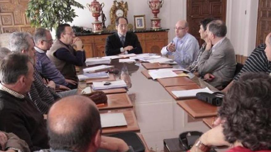 El edil Jesús Alonso, al fondo, preside la reunión del comité de empresa.