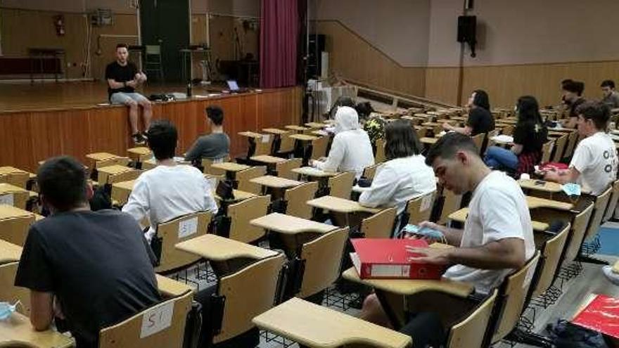 Clase en el salón de actos del IES As Barxas. //S.Á.