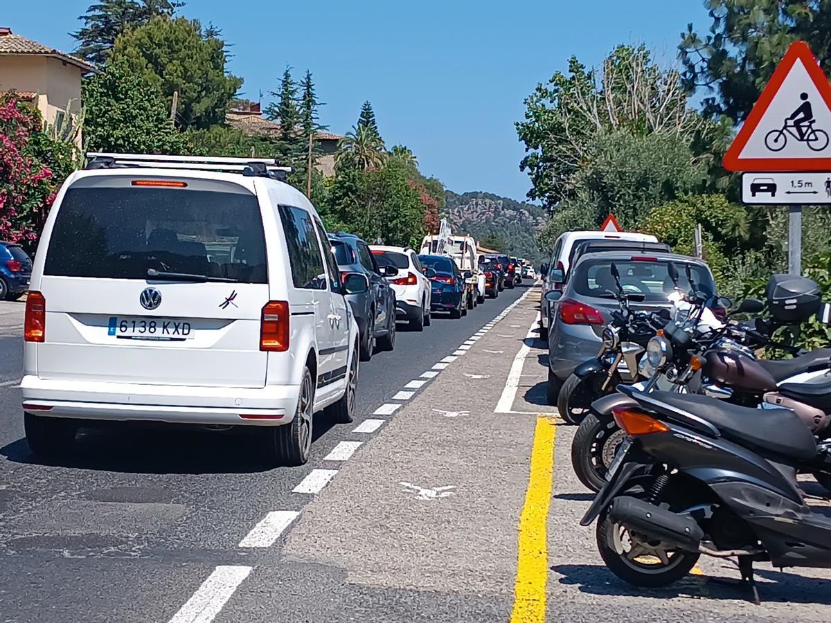 La carretera del desvío de Sóller, colapsada por el tráfico.