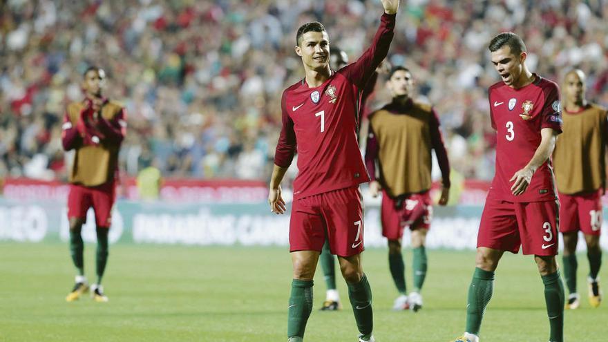 Cristiano saluda al público lisboeta junto a Pepe al final del partido. // Miguel A. Lopes