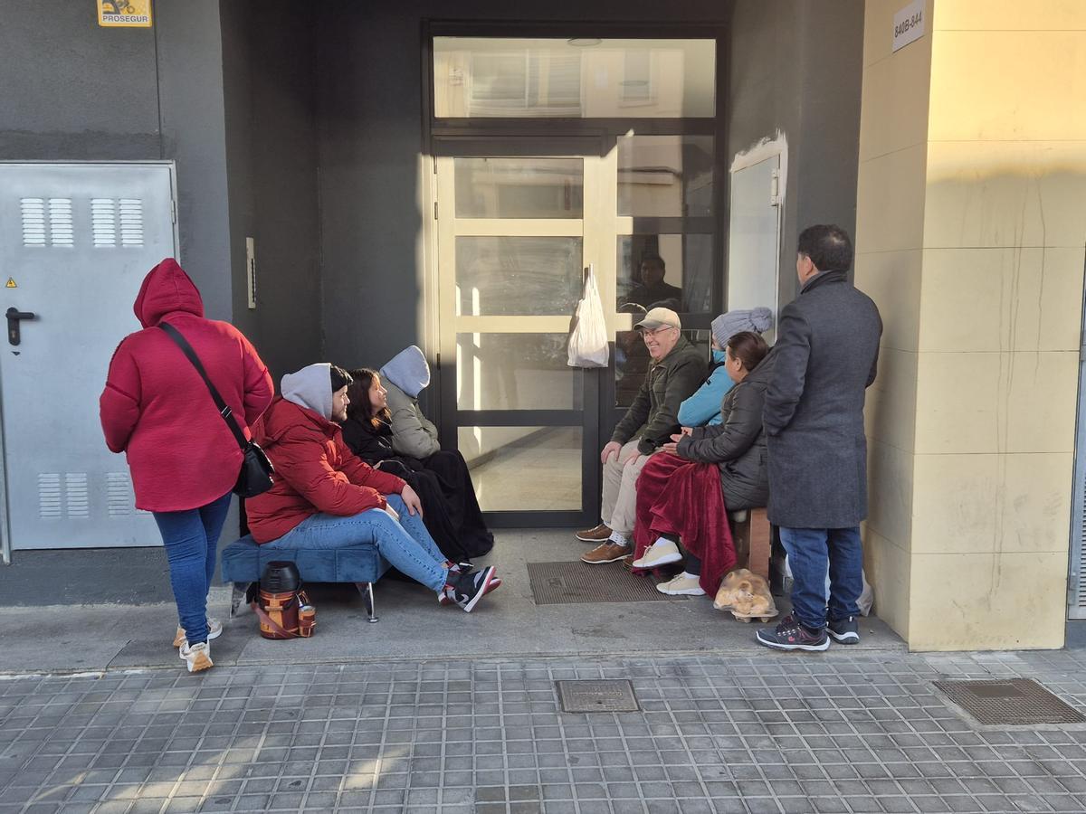 Vecinos apostados contra la ocupación de un piso en Badalona.
