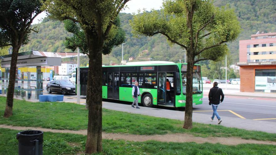 Un autobús de la línea La Pola-Villa sale del nuevo intercambiador.