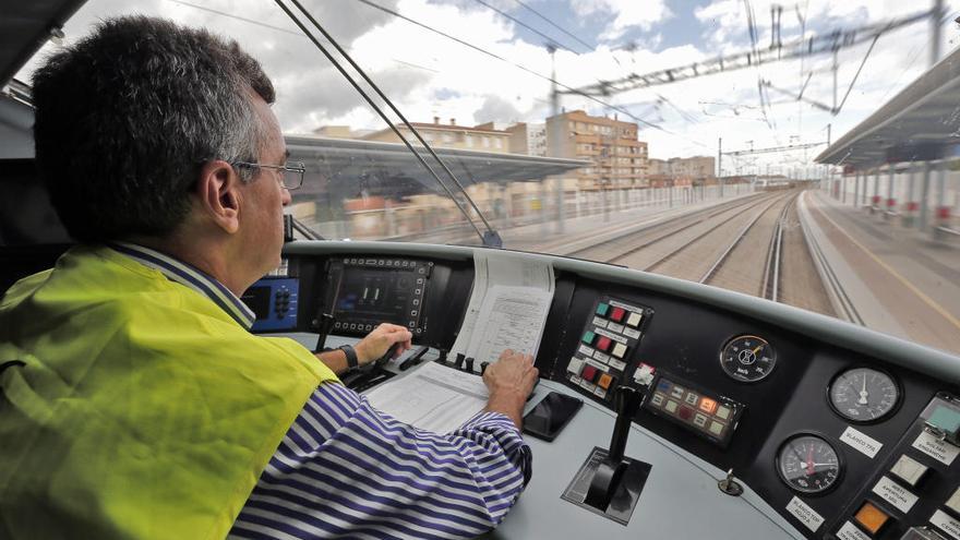 El tren de pruebas entrando en la estación de Castelló.