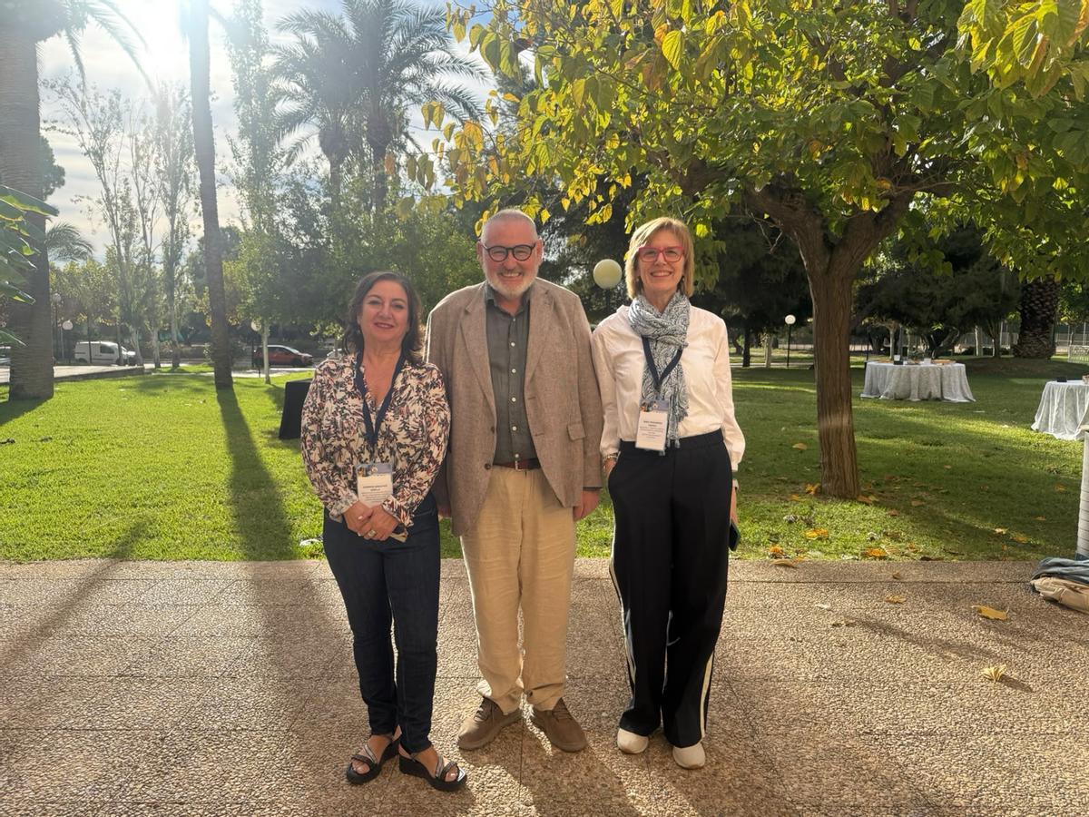 El experto en Bibliometría junto a la presidenta del comité científico de las jornadas, Carmen Sánchez, y la del comité organizador, Rosa Trigueros