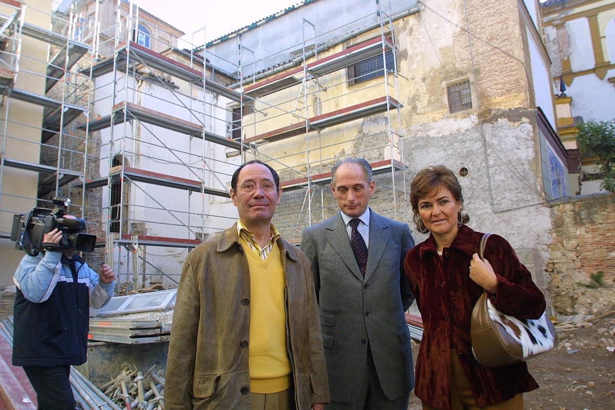 El hijo de Pablo Ruiz Picasso, Claude; el nieto del artista, Bernard); y la consejera andaluza de Cultura, Carmen Calvo, durante la visita que han efectuado hoy a las obras del Museo Picasso de Málaga en 2003