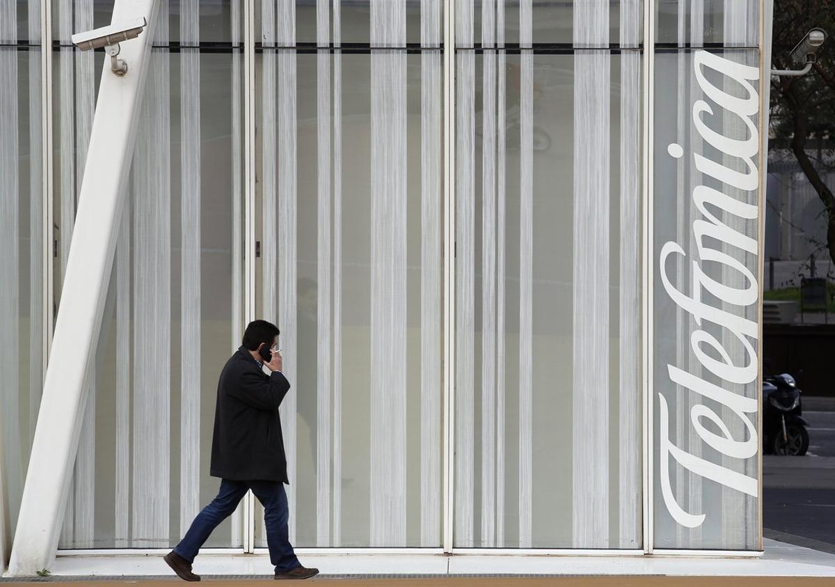 A man walks past a Telefonica building in Barcelona  Spain  February 26  2016  REUTERS Albert Gea