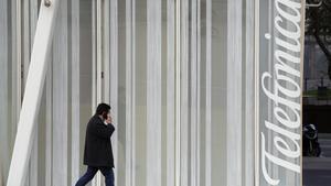 A man walks past a Telefonica building in Barcelona  Spain  February 26  2016  REUTERS Albert Gea