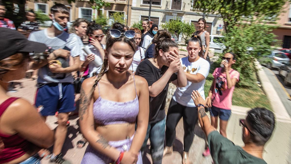 Familiares de la víctima del crimen de Orihuela increpan al detenido al llegar a los juzgados