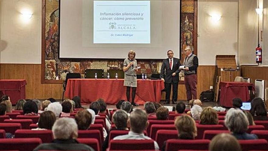 José Luis Cidón, en el centro, antes de comenzar la conferencia en el salón de la Casa de Cultura A. G.