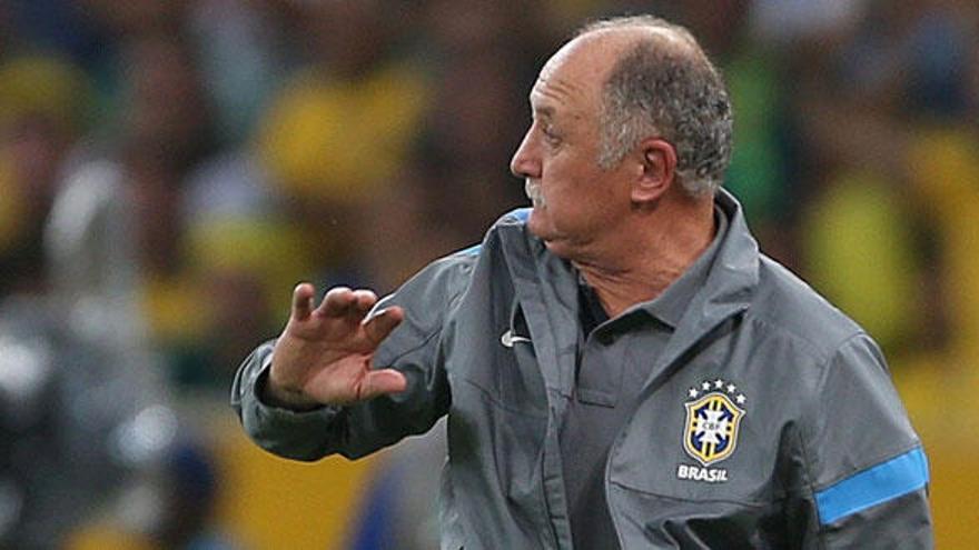 Scolari da instrucciones durante la final.