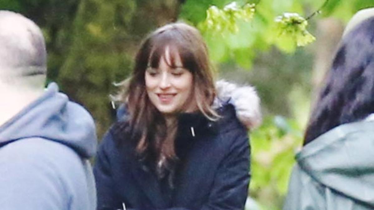 Dakota Johnson, en un descanso del rodaje de 'Cincuenta sombras más oscuras'