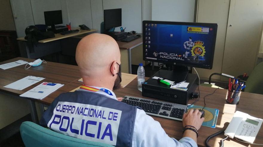 Un agente de la Policía Nacional de Palma, durante una investigación.