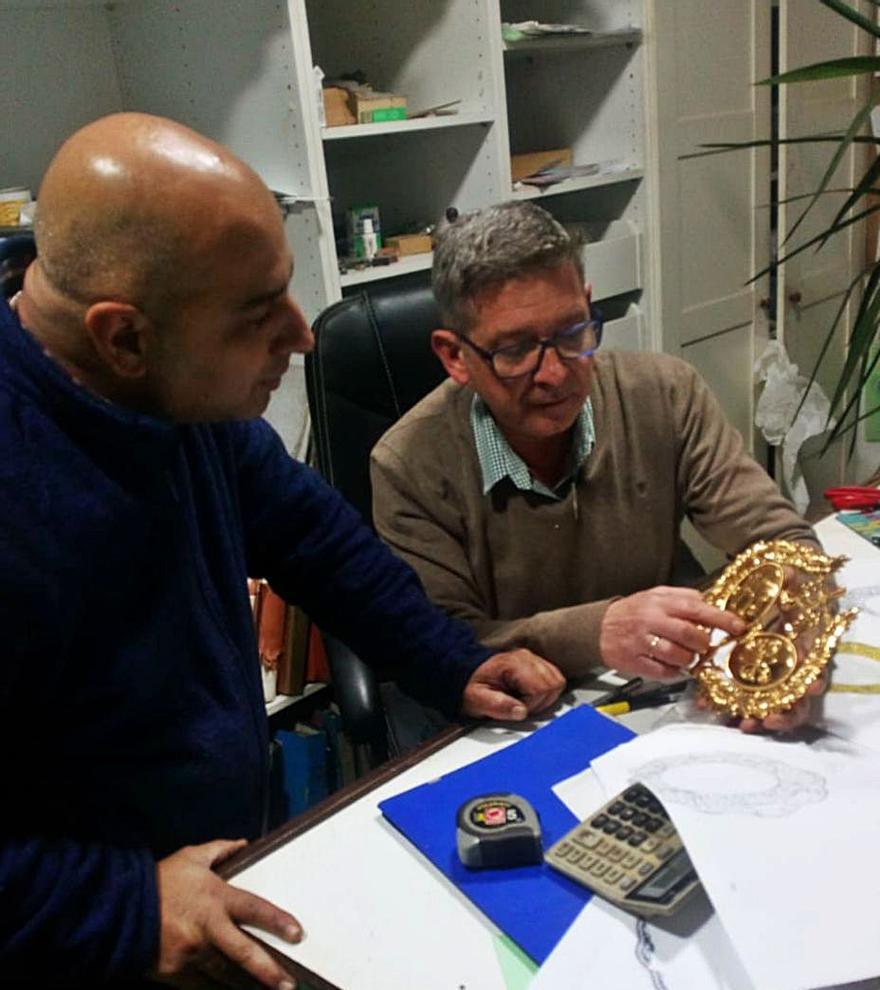 Los orfebres Rafael González y Paco Villarreal, examinando el escudo de los Estudiantes, labrado en oro, en su taller de Sevilla, en una imagen de archivo.