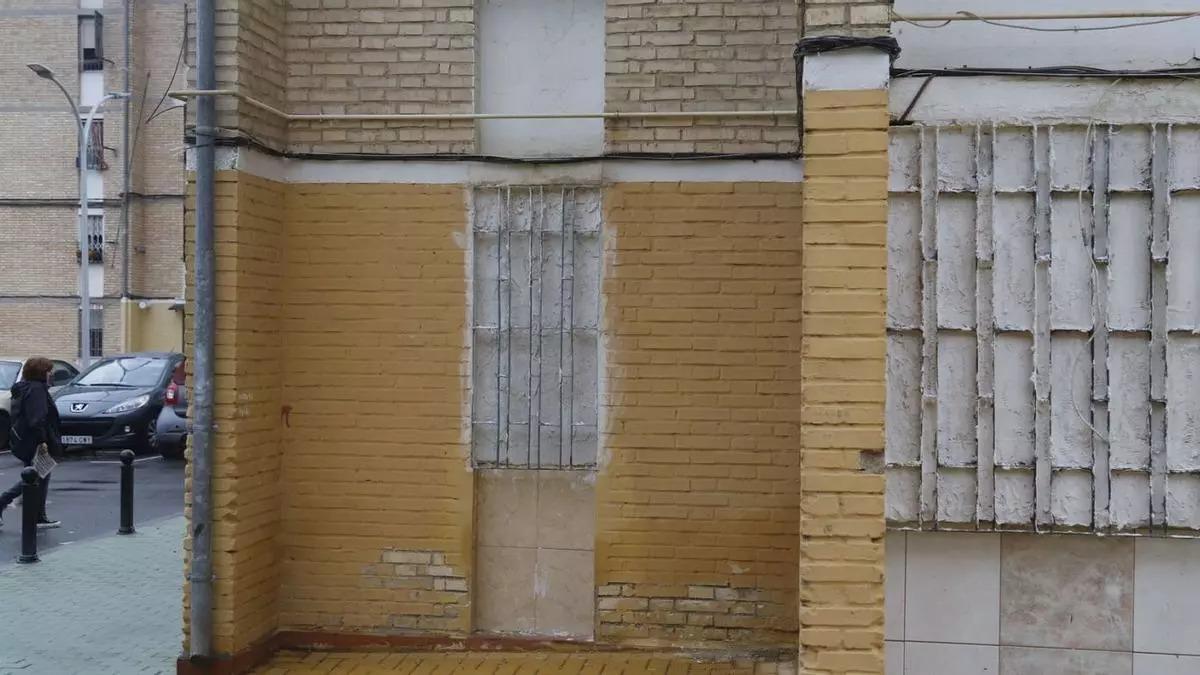 Una vivienda, tapiada para protegerla frente a la okupación en el barrio del Sector Sur.