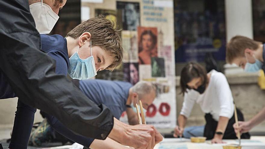 Famílies pintant ahir el mural al pati del Kursaal | OSCAR BAYONA