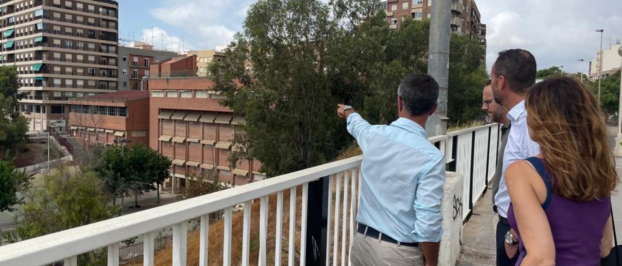 El técnico de la Conselleria de Educación señala al colegio Baix Vinalopó, donde se está retirando el amianto