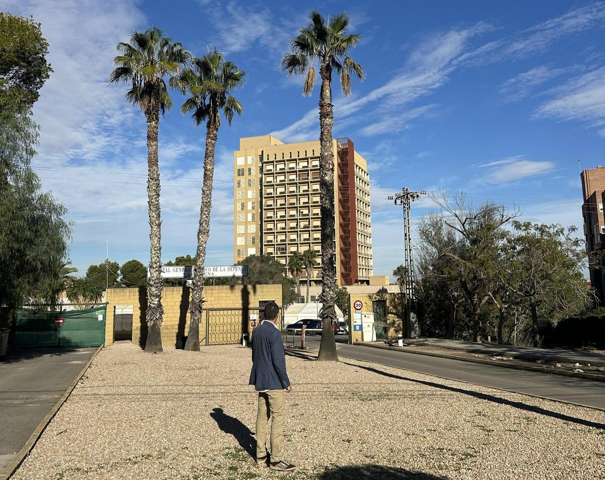 Jesús Giménez Gallo frente al antiguo Hospital Naval
