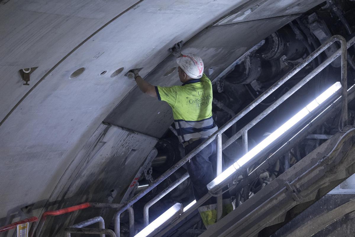 En el interior de la tuneladora de la L9 del metro