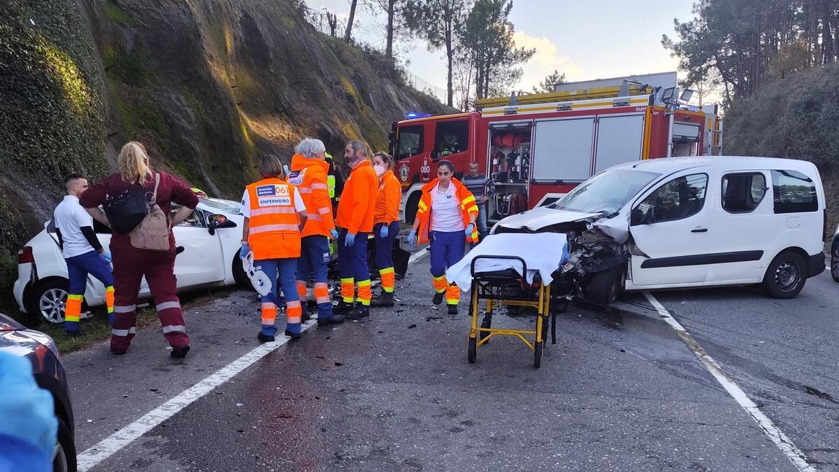 Bomberos y servicios sanitarios, en el lugar del accidente ocurrido este martes en Vigo.