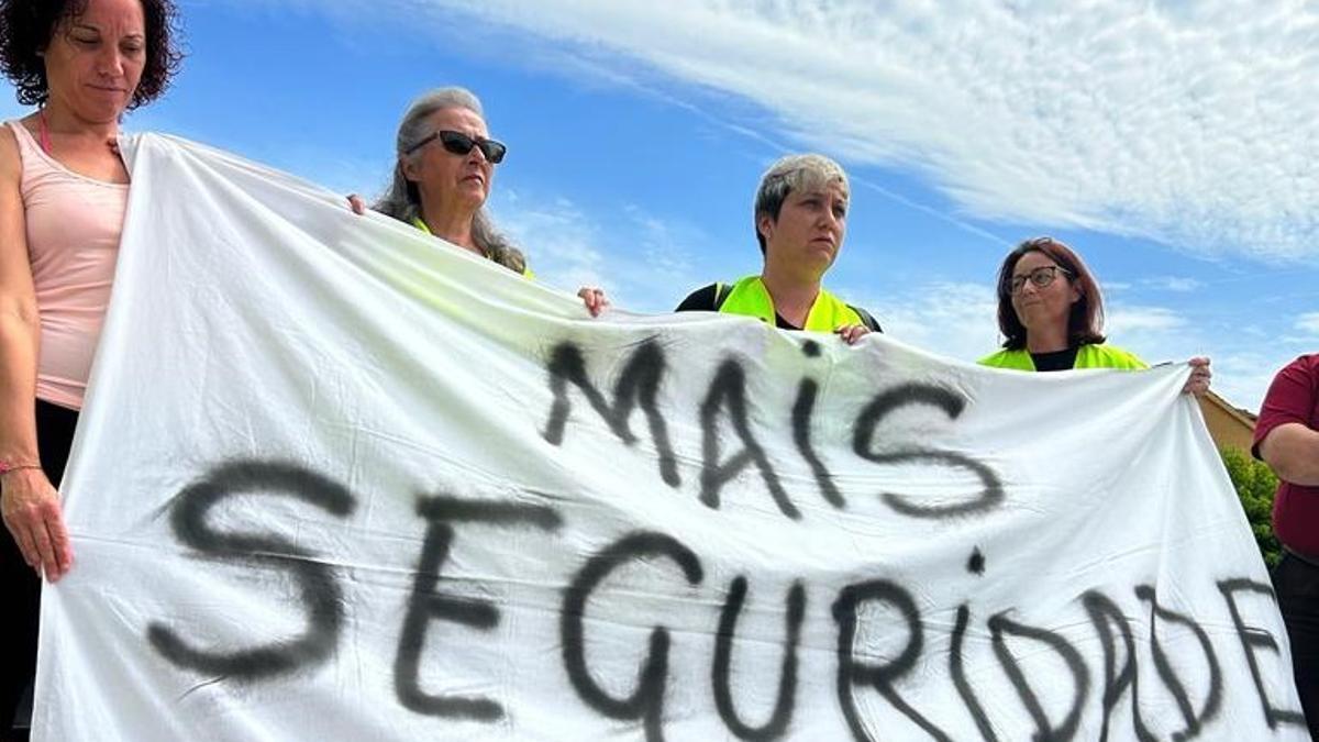 Concentración veciñal do pasado martes na recta da Anchoa, en Fisterra