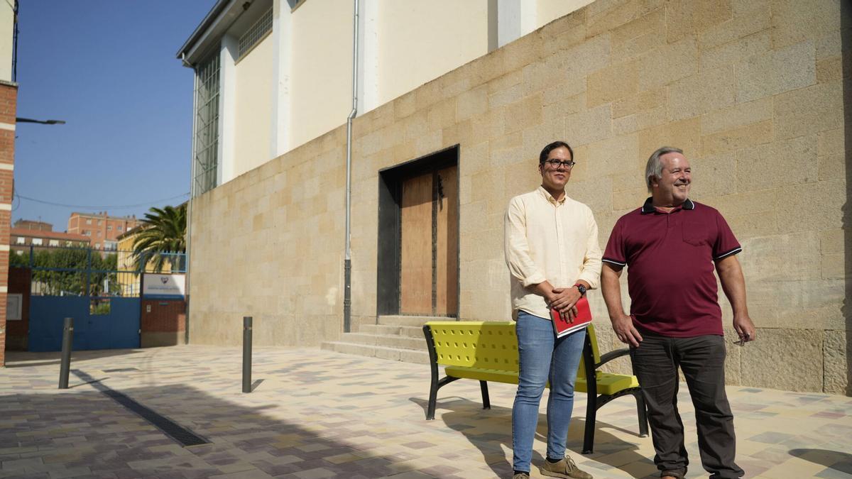 El concejal Pablo Novo y el alcalde Francisco Guarido en la zona del colegio Nuestra Señora del Rocío.