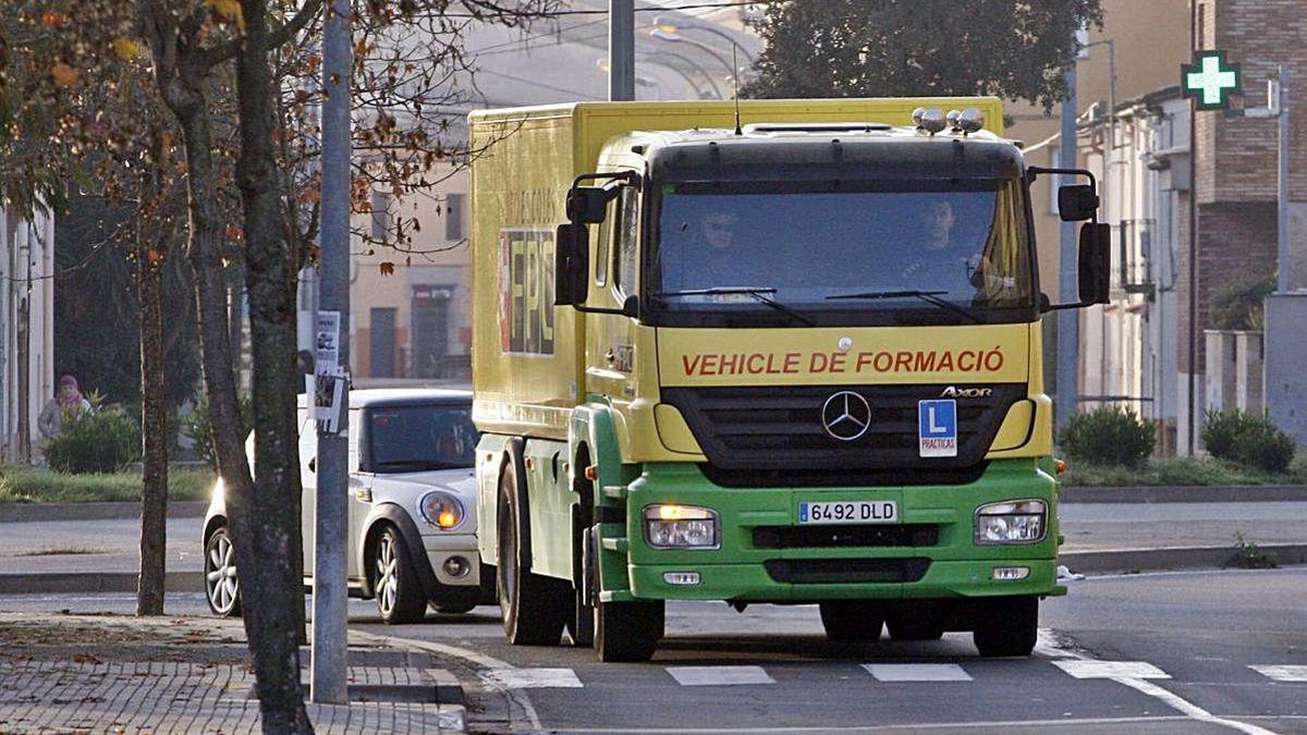 Un camió d'una autoescola circulant per Sant Julià de Ramis, foto d'arxiu.