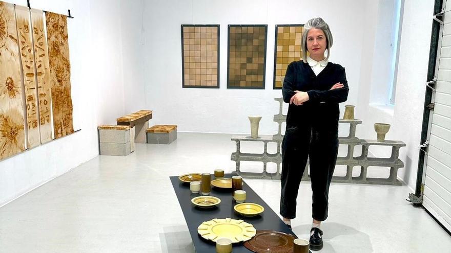 Carmen López Brío convierte la herida de Portmán en cerámica y textil en el Centro Párraga